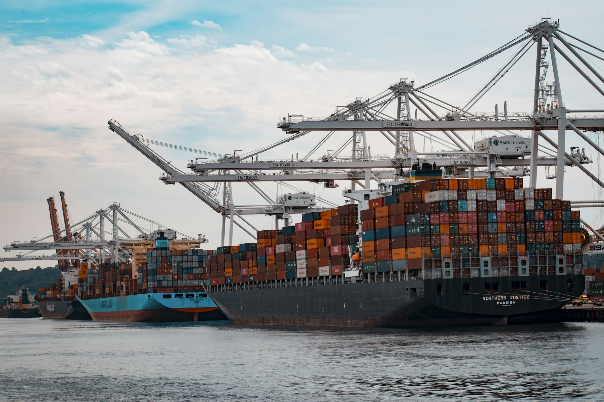 Grues et logistique portuaire — LTA Cameroun